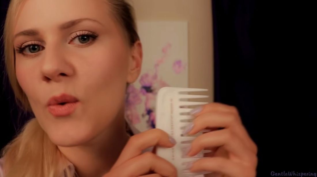 Gentle Whispers plays with a comb for the audience. (From: YouTube / Gentle Whispers ASMR)