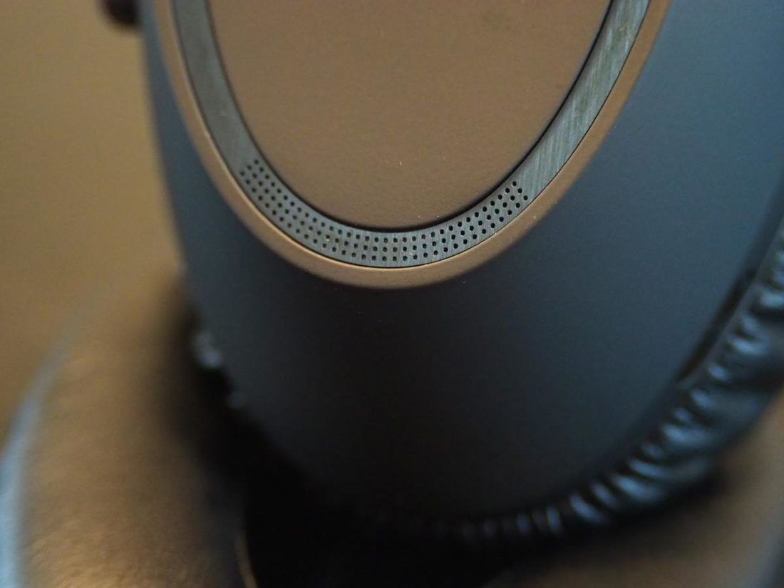 One of the microphones on the ADAPT 660 well-embedded in the ear cups.