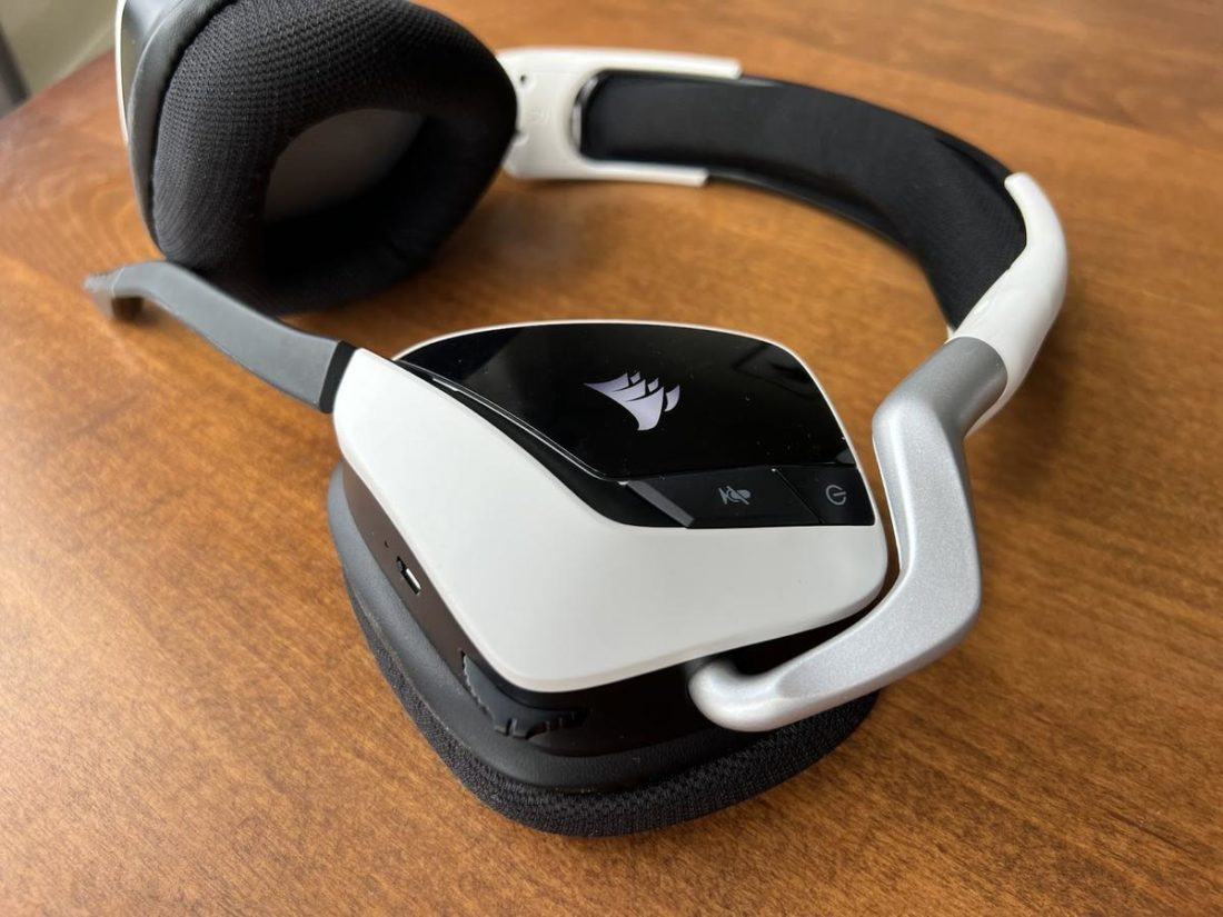 Left ear cup of the Void Elite that holds all the functionality features.