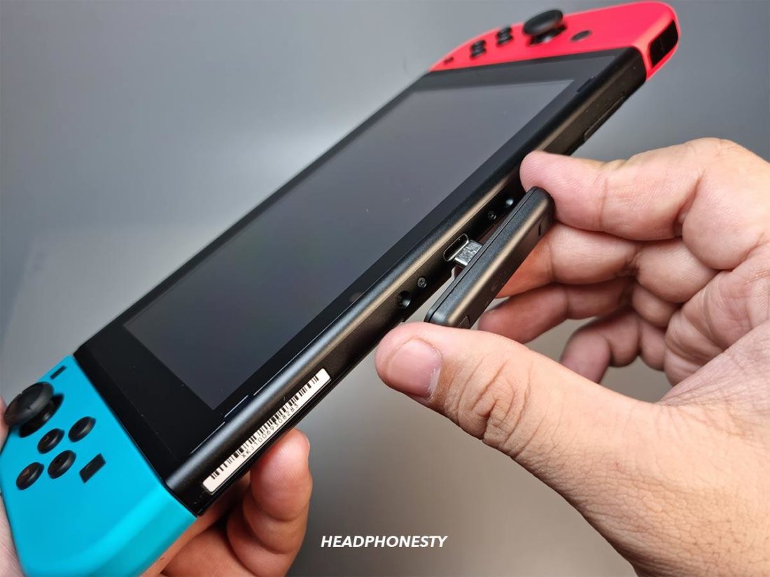 Memasukkan adaptor Bluetooth ke Nintendo Switch