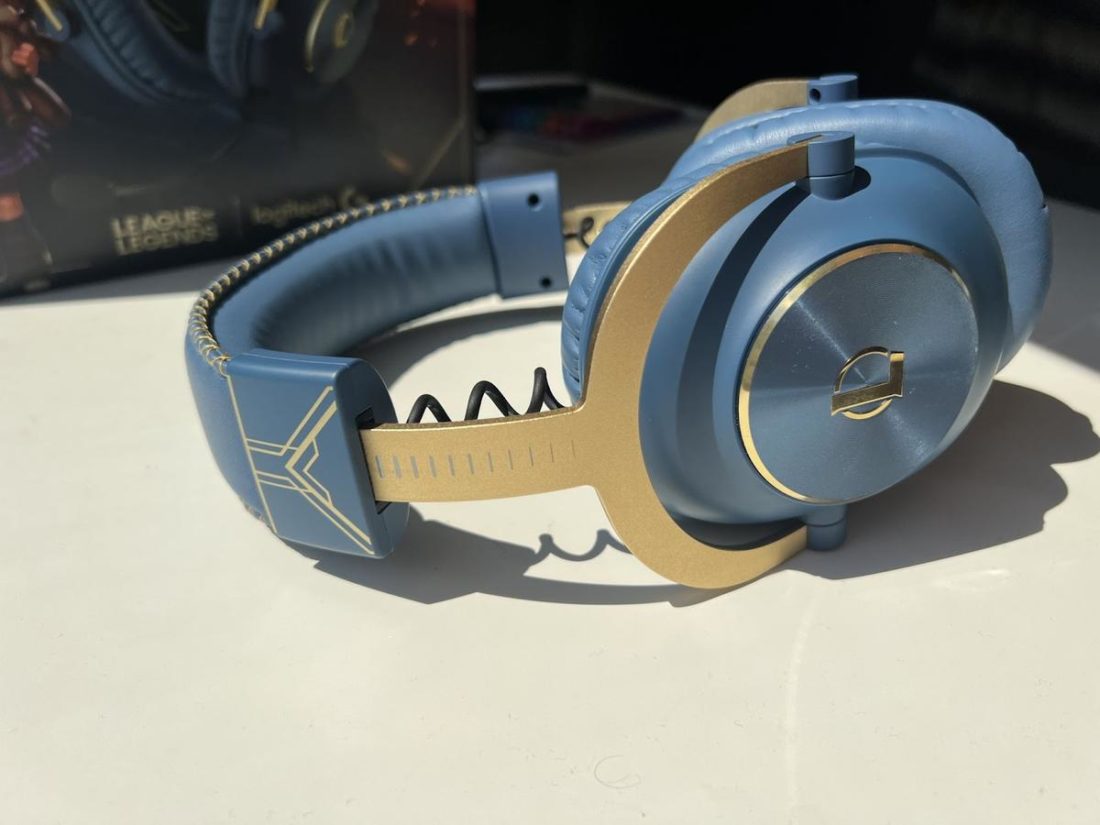 Blue and Gold color combo on the G Pro X that neatly dresses the headphones from the earcups, aluminum yolk, to the headband stitching.