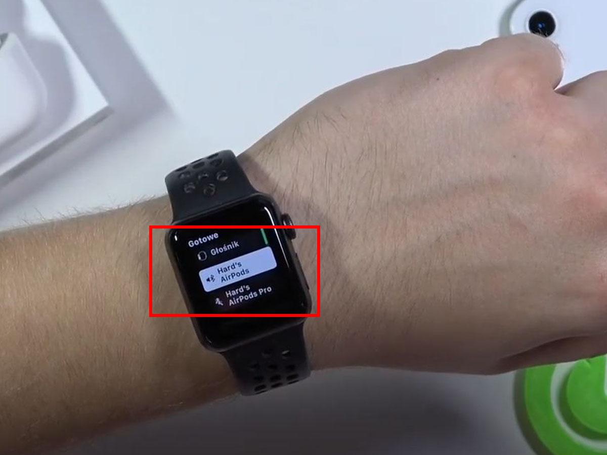 Menghubungkan ke AirPods melalui AirPlay di Apple Watch (Dari: Youtube/HardReset.info)