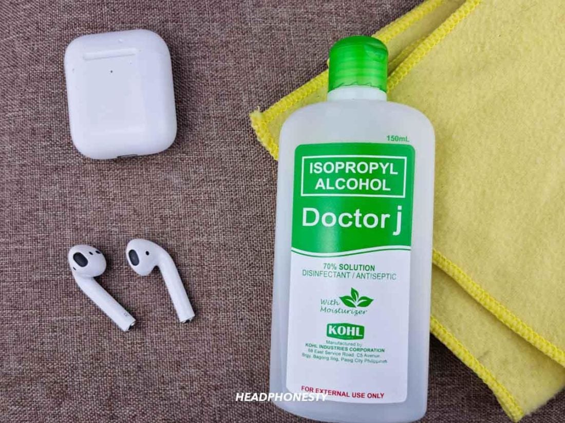 The different tools to clean AirPods