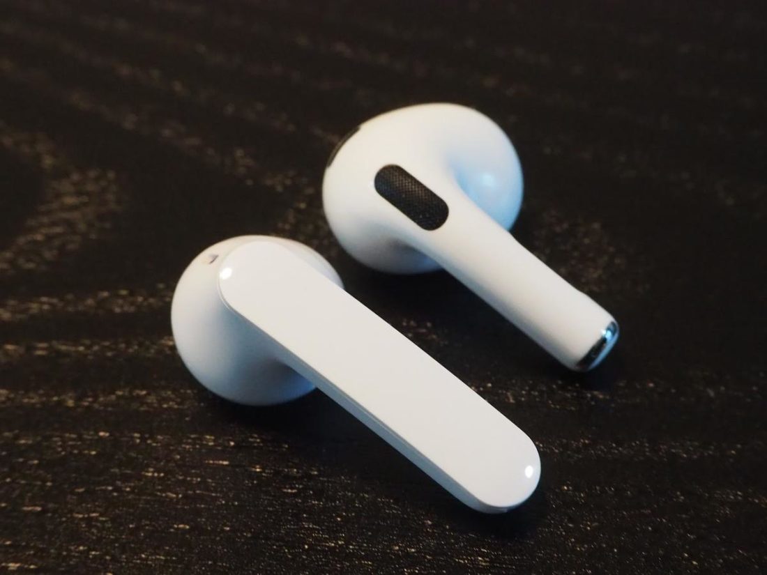 Apple improved their AirPods' design, making the Du Smart Buds look outdated.