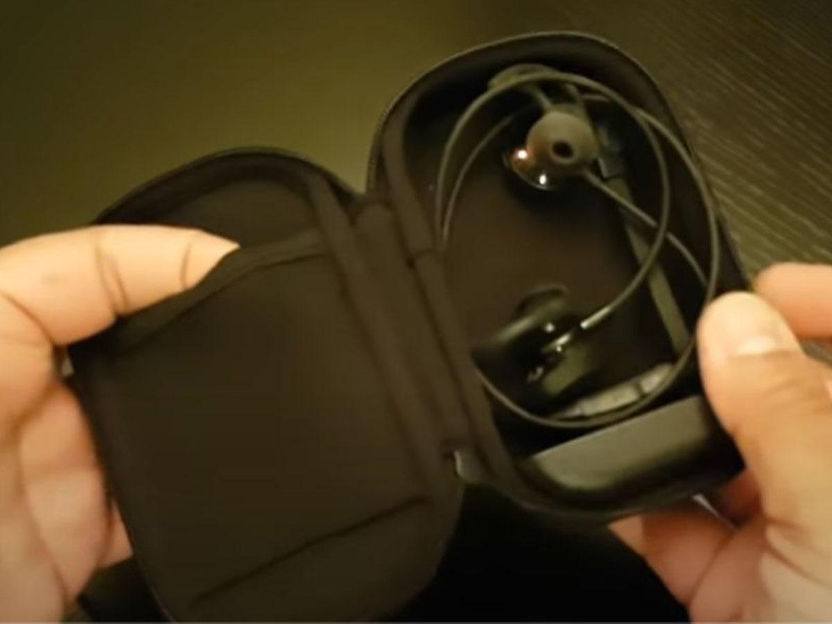 Placing Bose SoundSport Wireless Earbuds inside the case (From: Youtube/Tech Zilla)