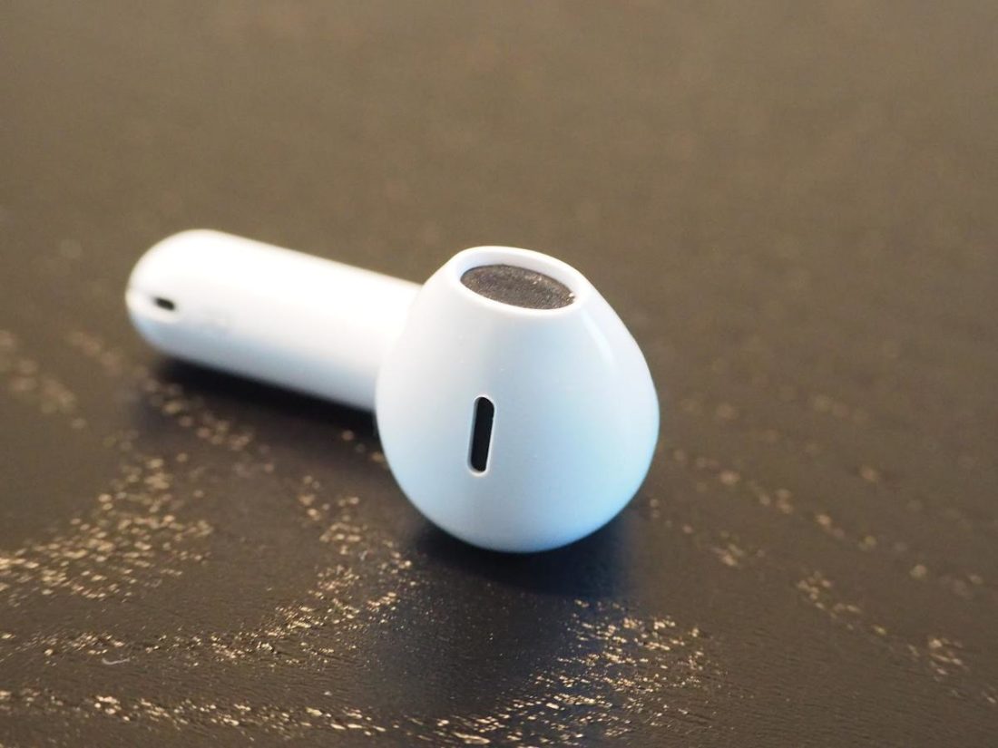The Du Smart Buds look identical to first generation of Apple Airpods.