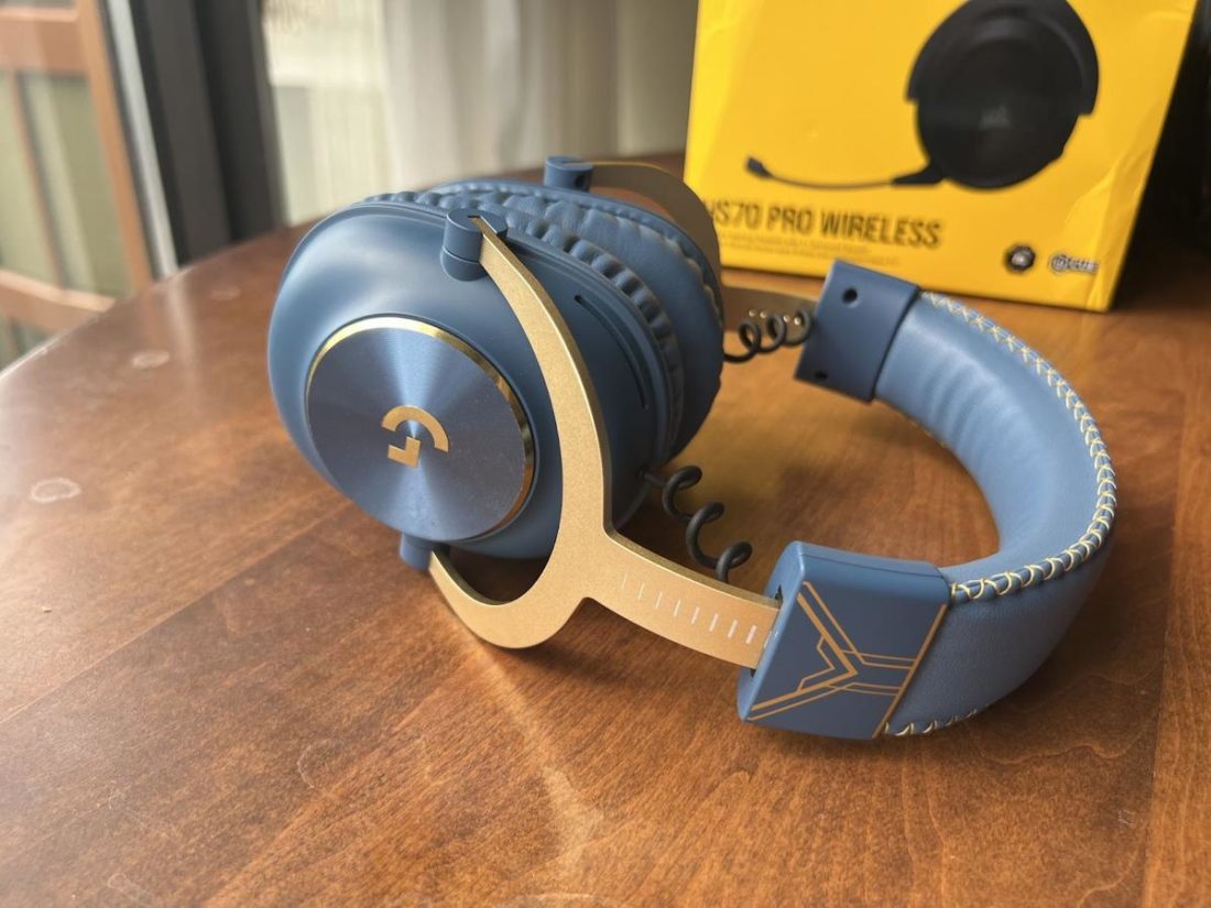 Very durable aluminum yolk connects the ear cups to the headband.