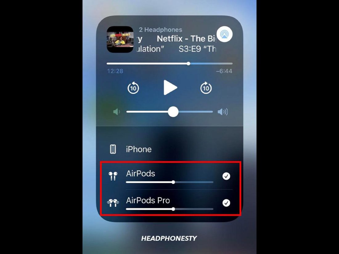 Kontrol volume dua AirPod melalui AirPlay