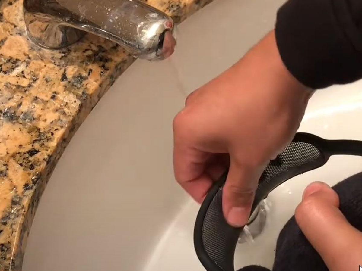 Dampening the AirPods Max headband (From: Youtube/ iDV Create)