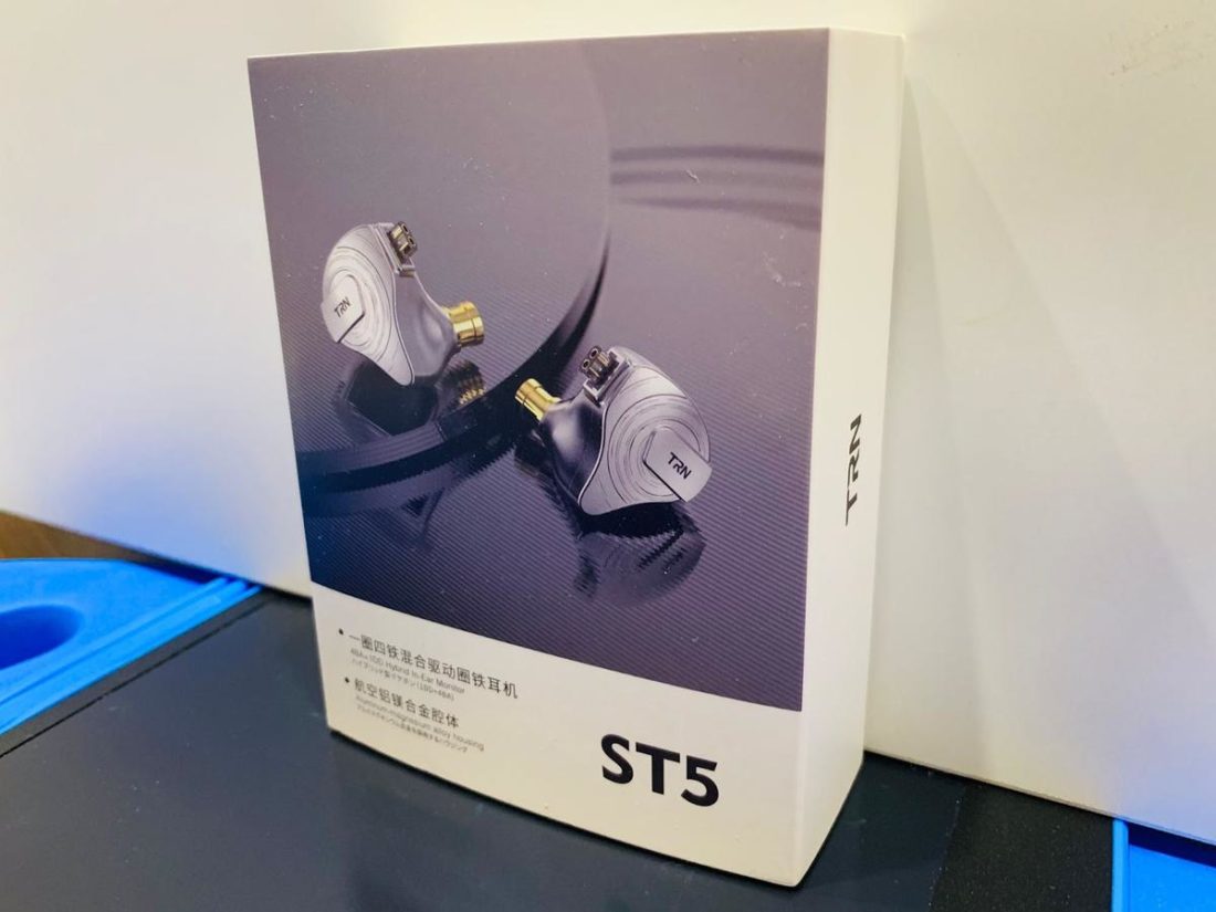 The ST5 come in a white paper box, which is reminiscent of most TRN IEMs.