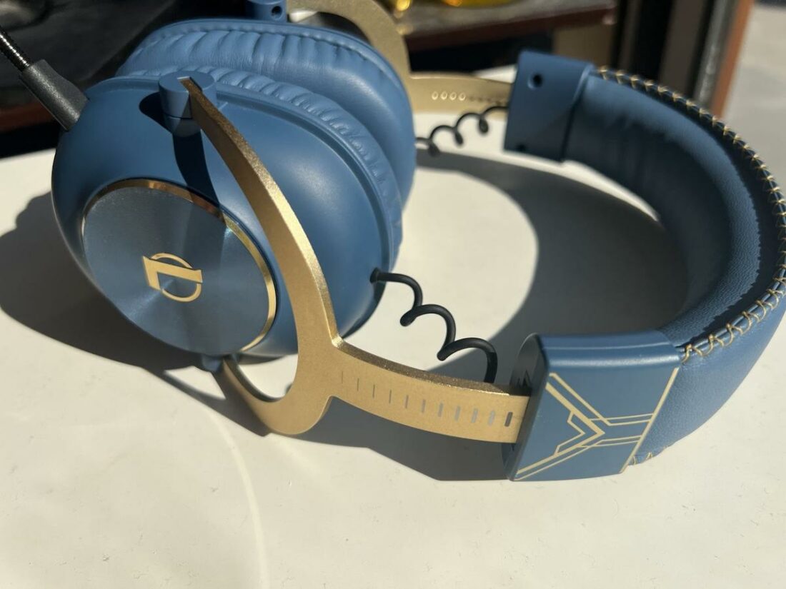 Hard gold colored yolks that connect the ear cup to the headband on the G Pro X.