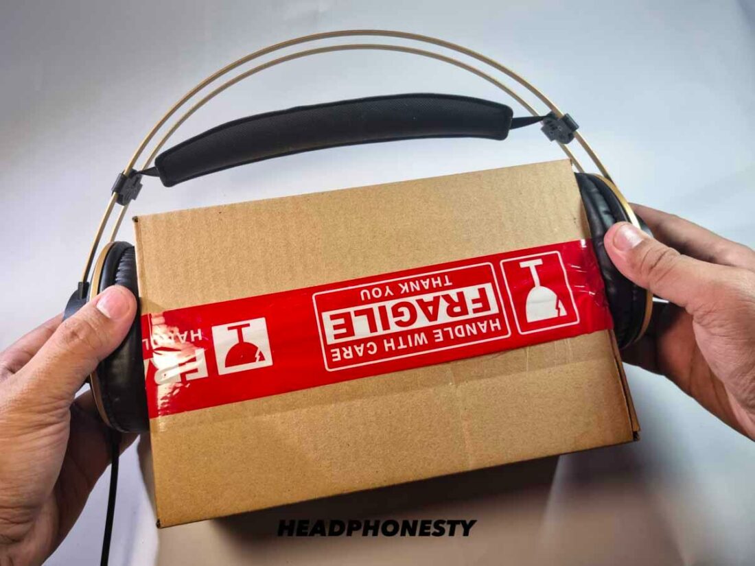 Meregangkan headphone di atas kotak