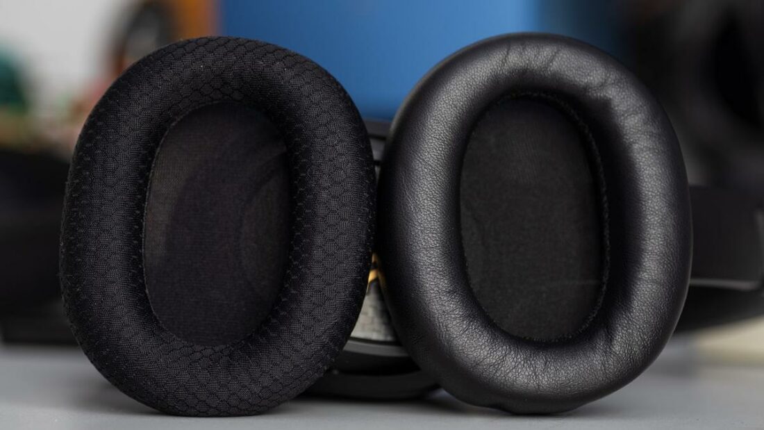 Two types of pads are supplied, offering different levels of comfort and sound.