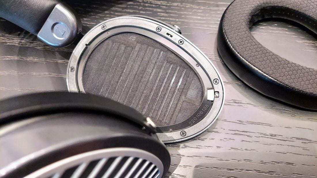 New generation HIFIMAN Stealth Magnets reside in the asymmetric oval cups.