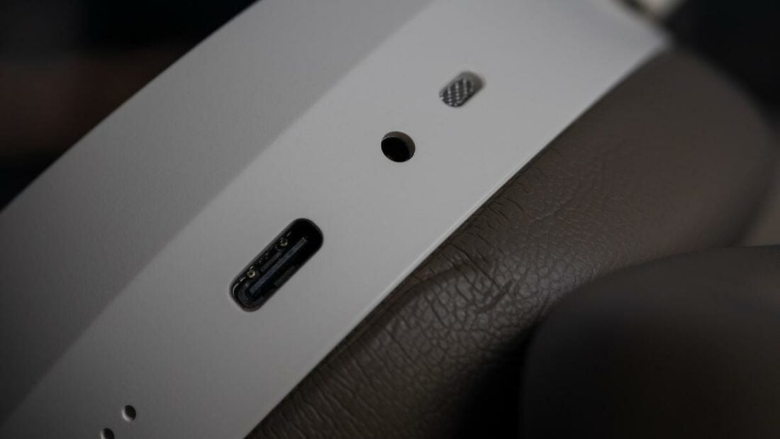 All the ports on the Momentum 4 Wireless are located on the right side.