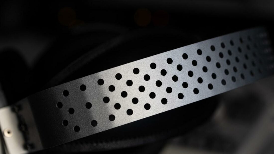 The metal portion of the headband gives additional structural support.