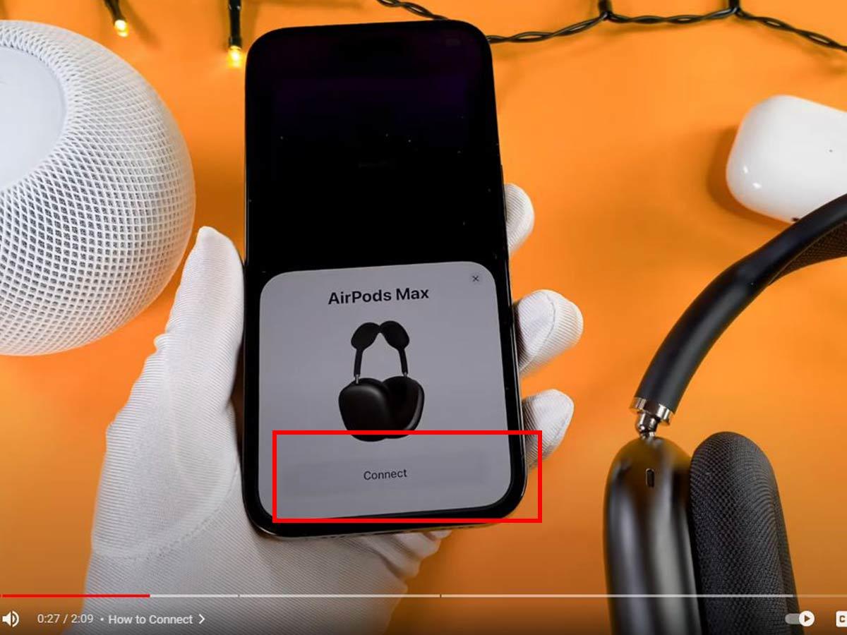 Connecting AirPods Max to iPhone via automatic pop-up (From: Youtube/Unboxingalism)