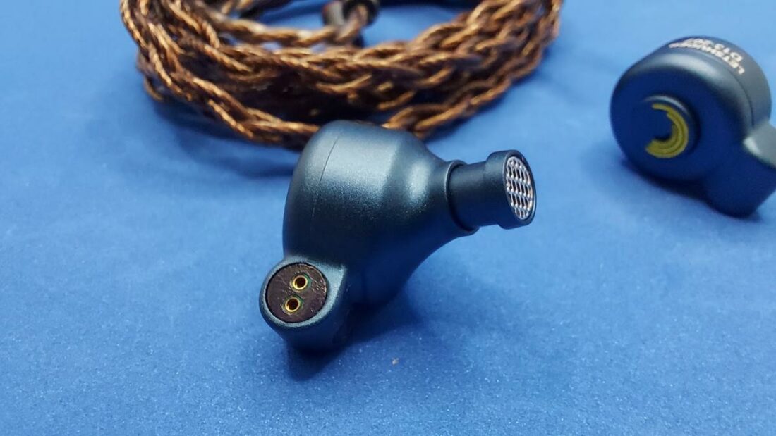 The 2-pin connection is tight and the nozzle collars hold the ear tips securely.