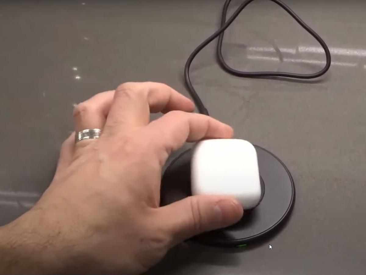 Placing the AirPod case on the charging mat. (From: Youtube/Helpful DIY)