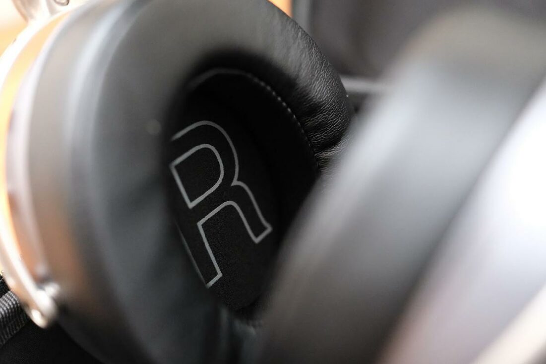 Clear left and right labelling inside the ear cups.