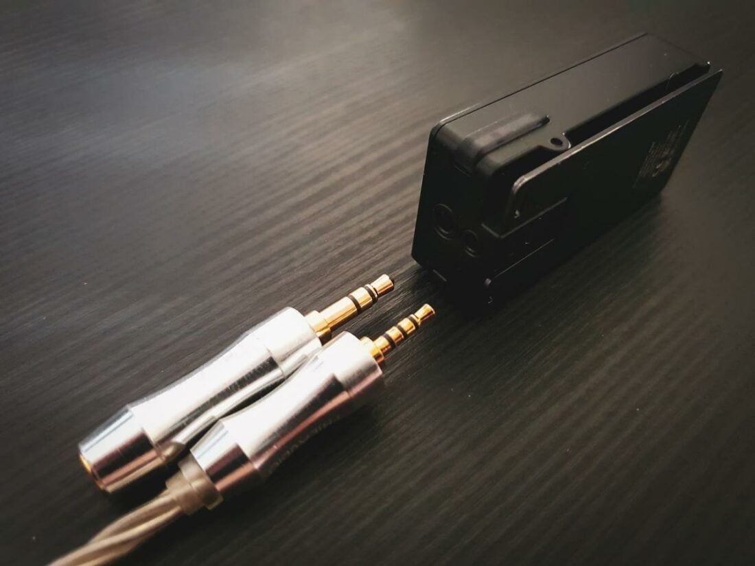 You can connect your headphones or other external devices via 3.5mm or 2.5mm jacks.
