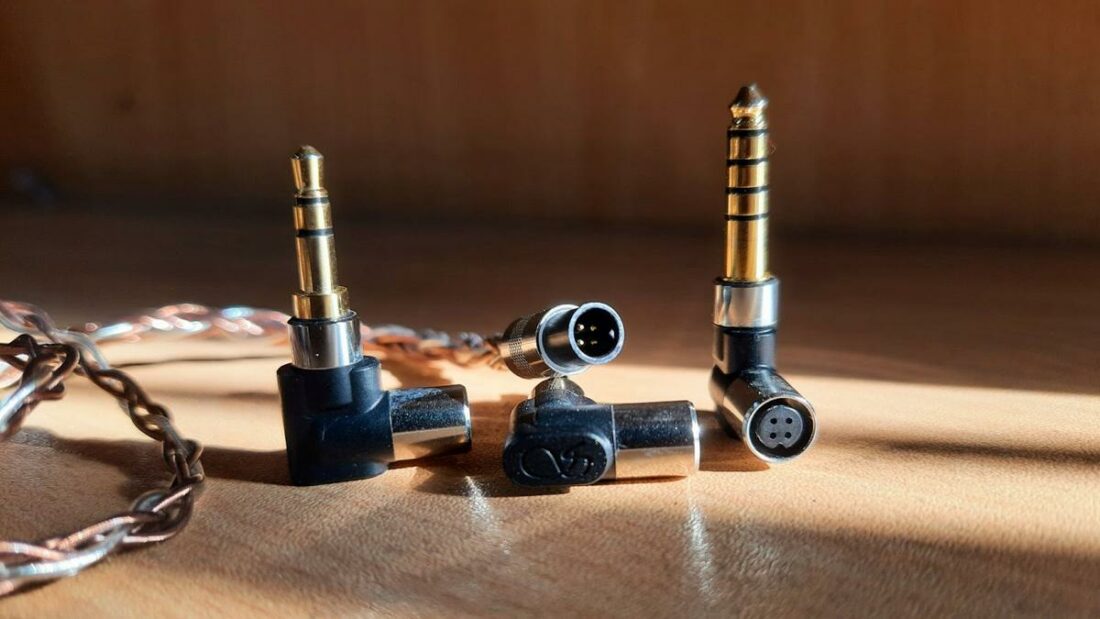 The modular connection of the cable is based on a 4 pin mini-XLR type connector.