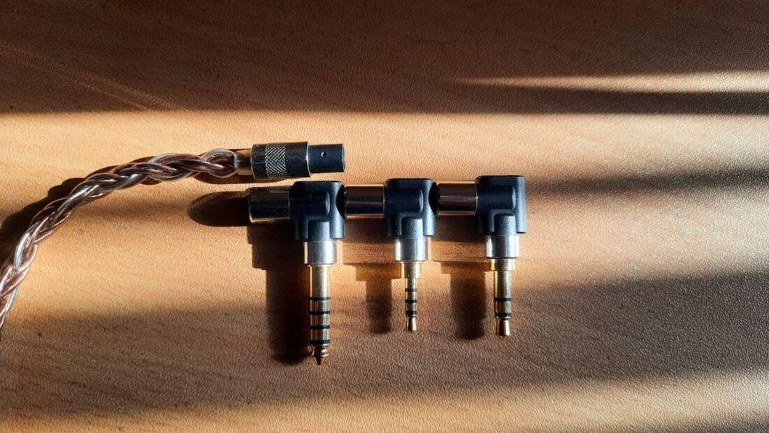 The three different plug connectors 4.4mm (left), 3.5mm (right), 2.5mm (middle) are easy to swap and connect firmly.