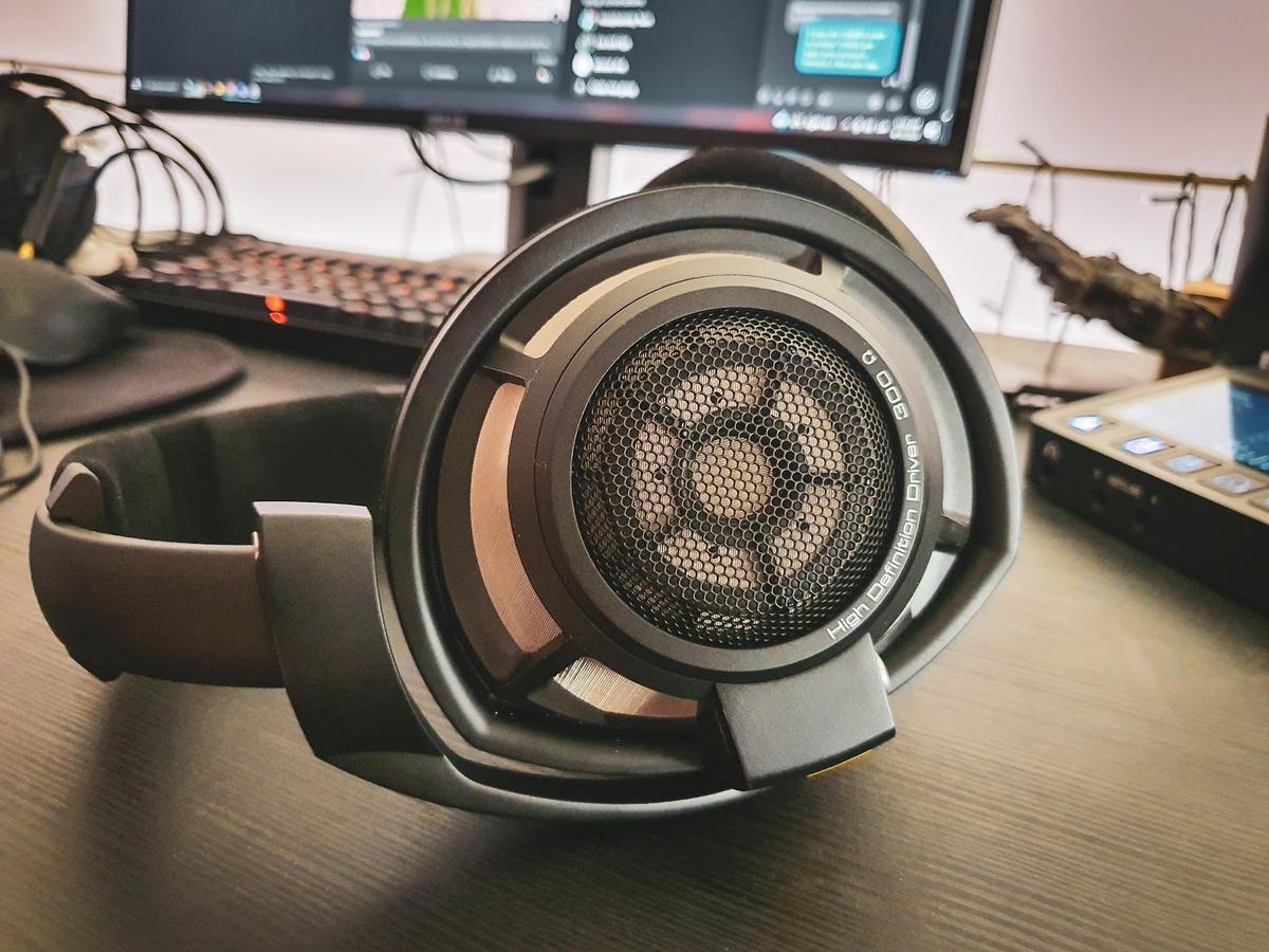 Whilst the geometry is the same, the new black look better suits the HD800S.