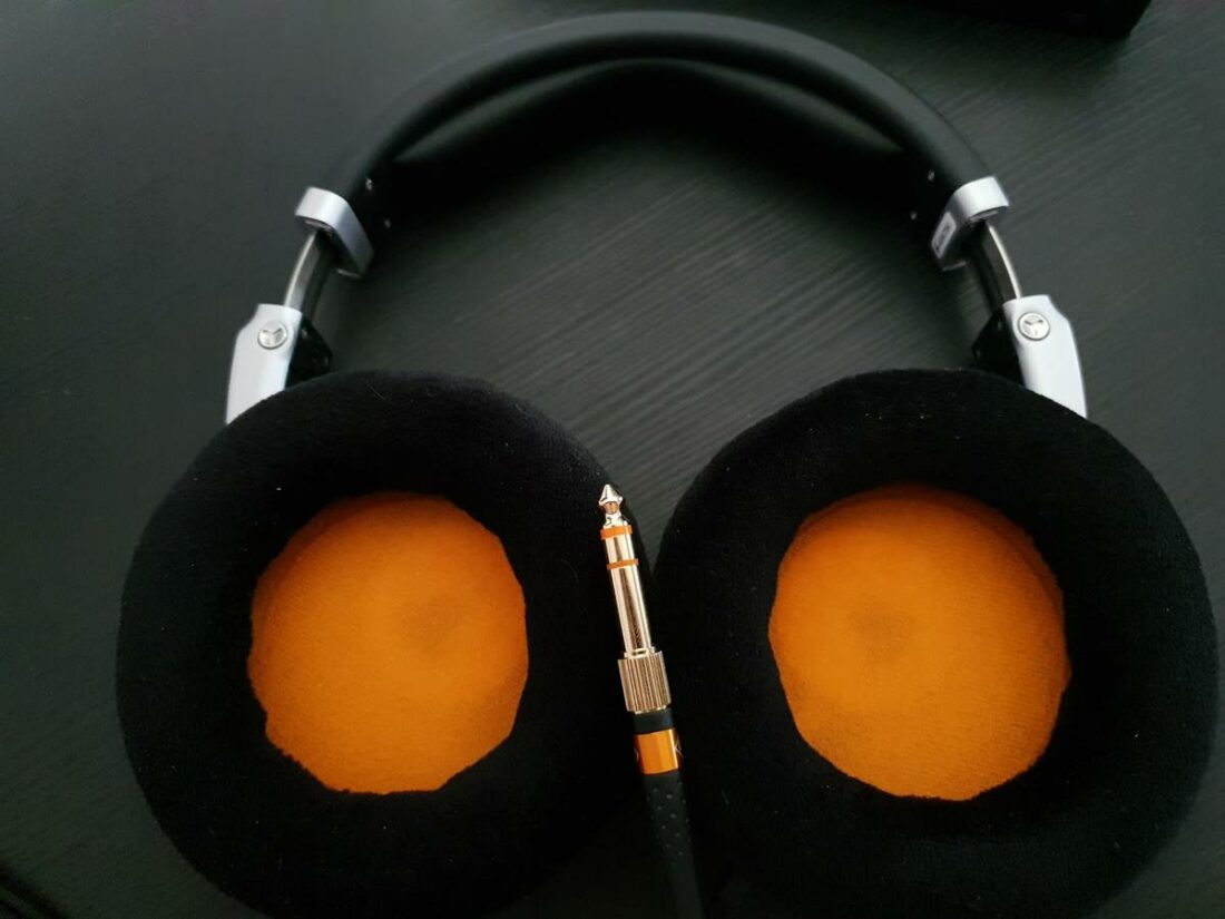The pads on the NDH 30 are plush and let me listen to music for hours without discomfort.