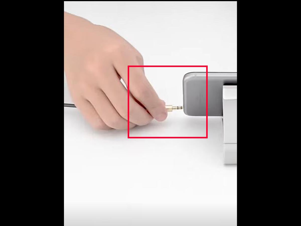 Plug the audio splitter into your device (From: Youtube/TechWorld-jj5zj)
