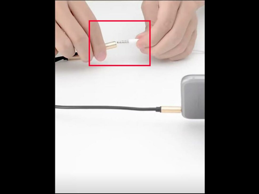 Plug the earbuds into the audio splitter (From: Youtube/TechWorld-jj5zj).
