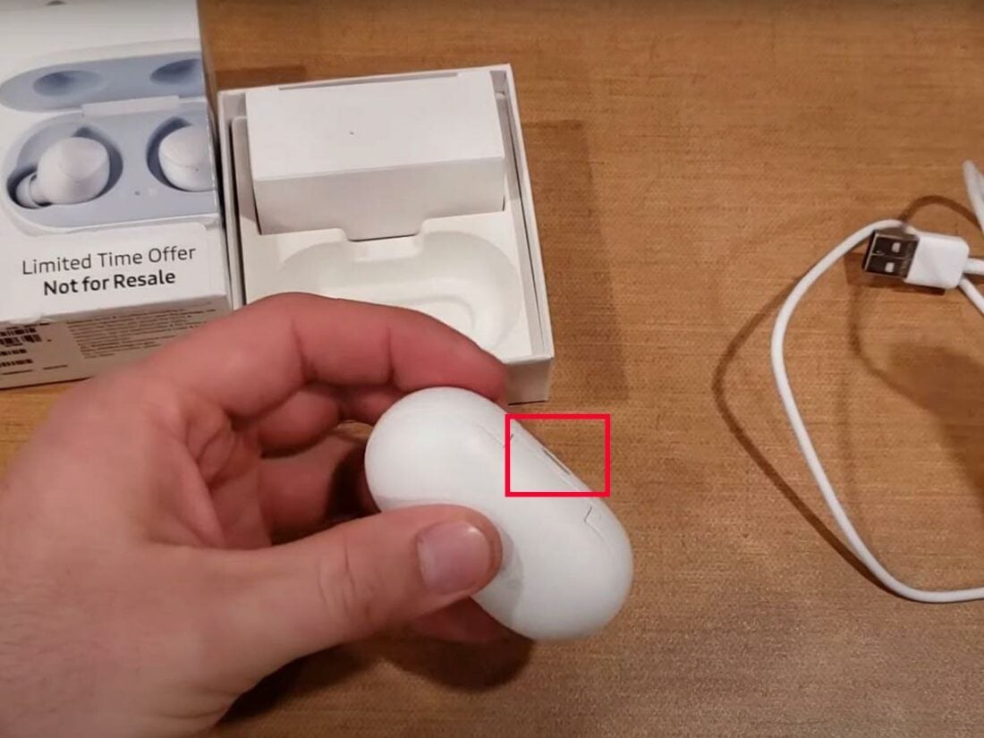 Checking the charging contacts and port. (From: Youtube/How to Smartphone)