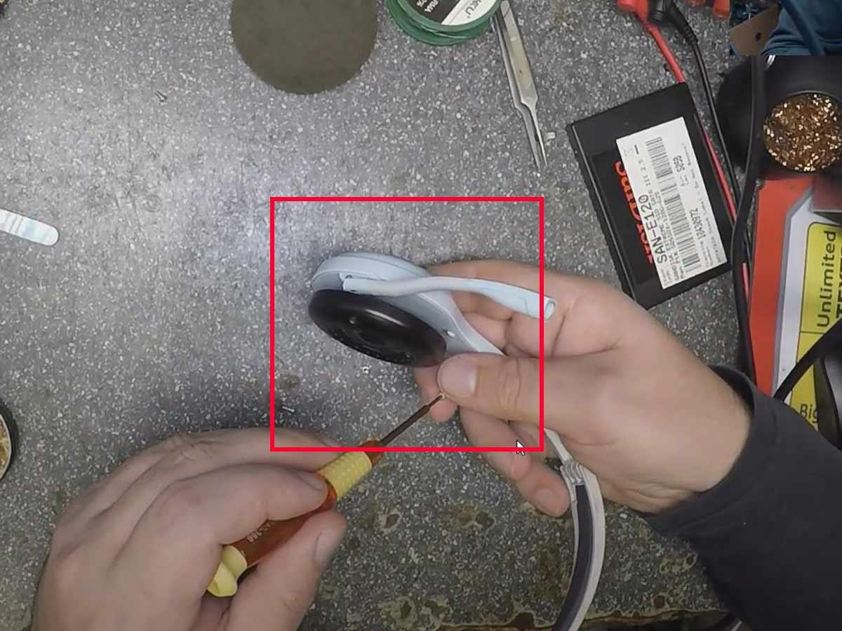 Put back the ear pad and check if the headphones are charging. (From: Youtube/Electronics Repair School)