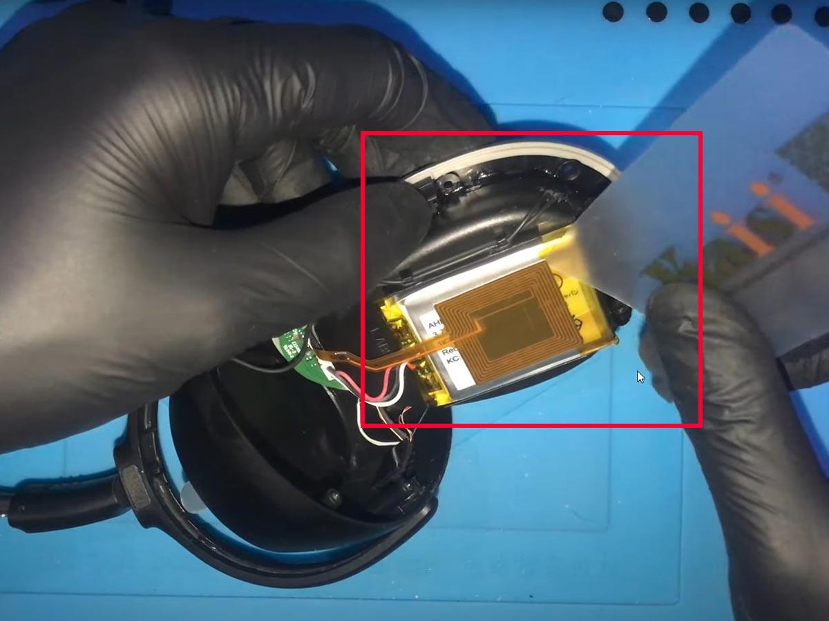 Remove the battery and the disconnected wire. (From: Youtube/ Oniyaki)
