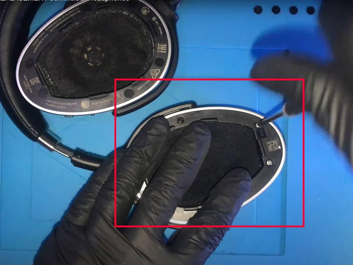 Close the ear cup and secure it into place with the screws. (From: Youtube/ Oniyaki)