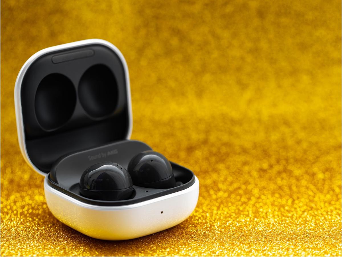 Galaxy Buds 2 in pairing mode