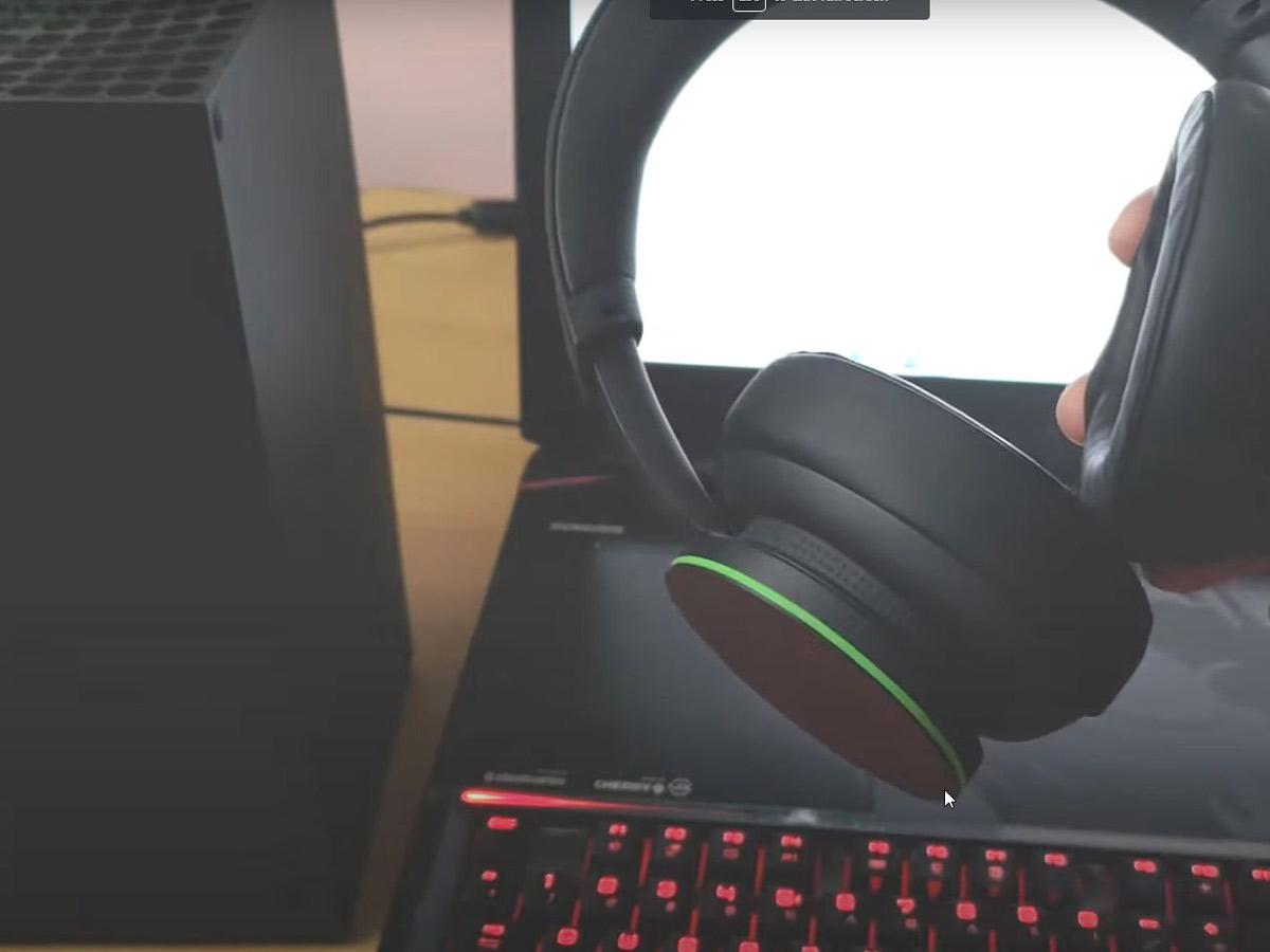 Place your headset close to your Xbox console. (From: YouTube/Vicky's Blog)