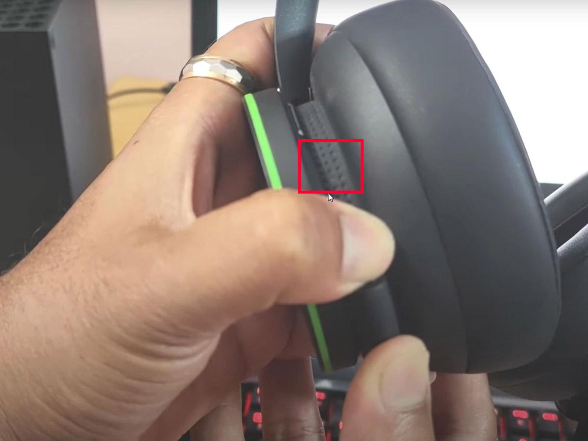 Headset powers off. (From: YouTube/Vicky's Blog)
