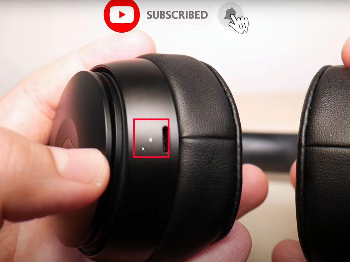 Release the buttons when the LED flashes red. This indicates that the headphones are reset. (From: YouTube/Featured Tech)