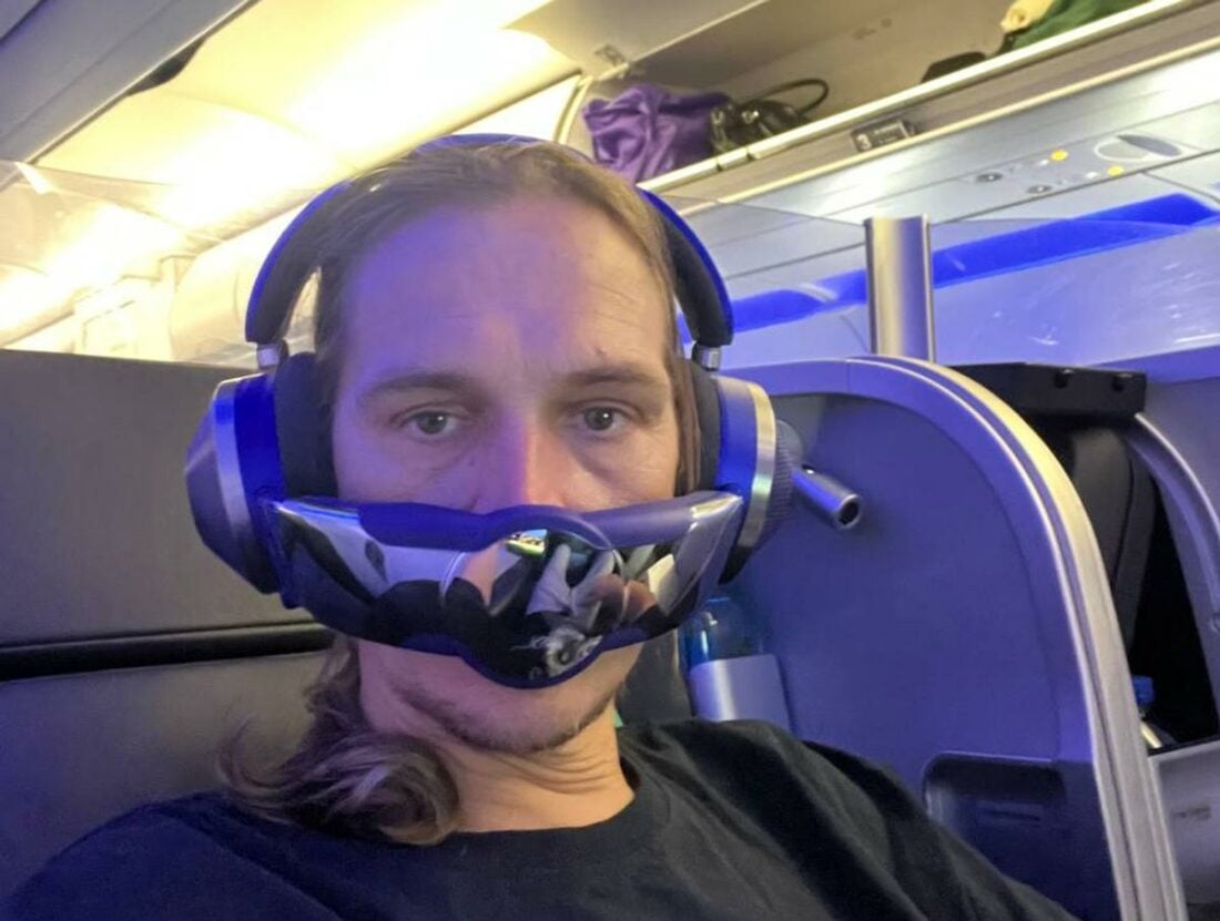 Jason Mewes on a plane. (From: https://www.facebook.com/jaymewes/photos/6341835049217572)