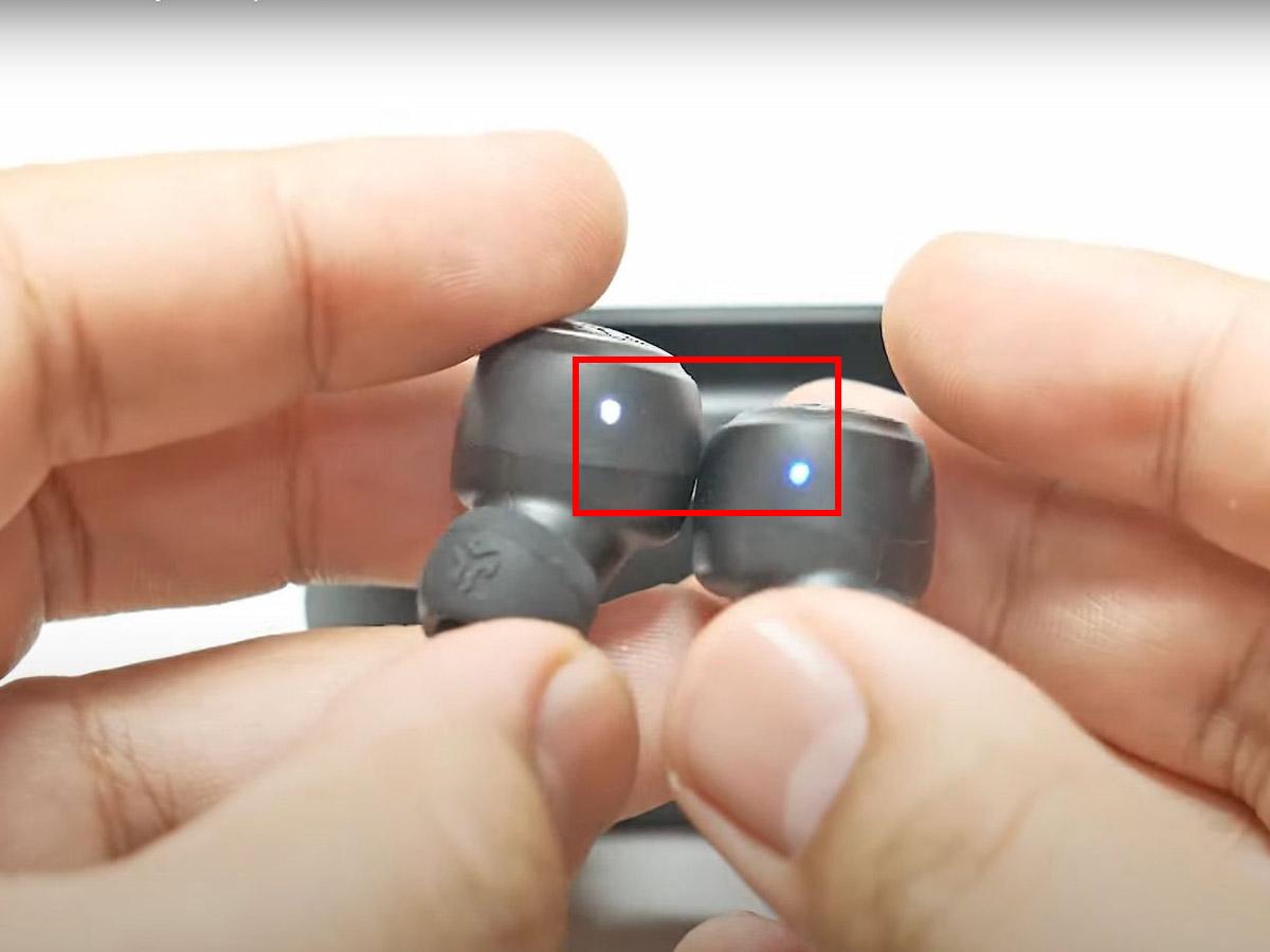 One earbud showing a solid white light, while the other should blink blue and white. (From: Youtube/SoundProof Brothers)