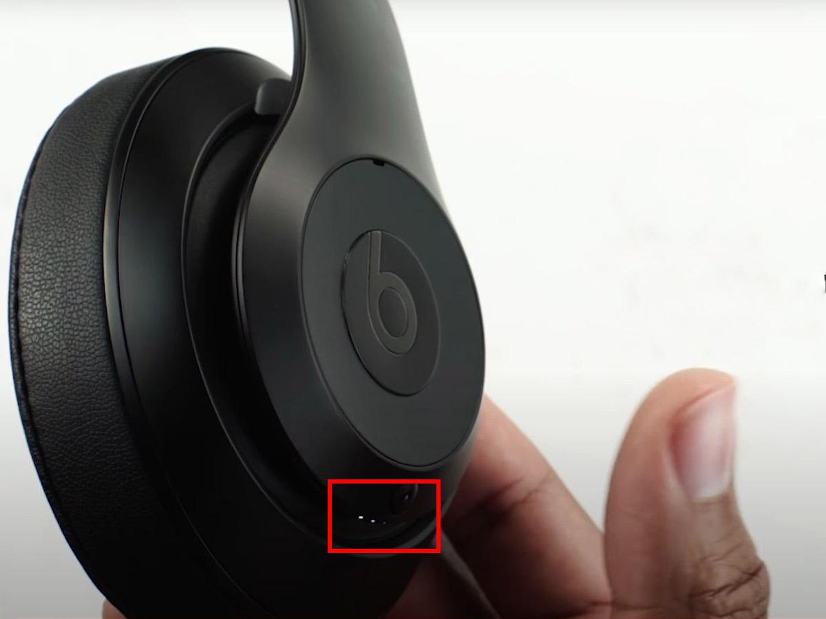 Indicator light flashing. (From: Youtube/Beats by Dre)
