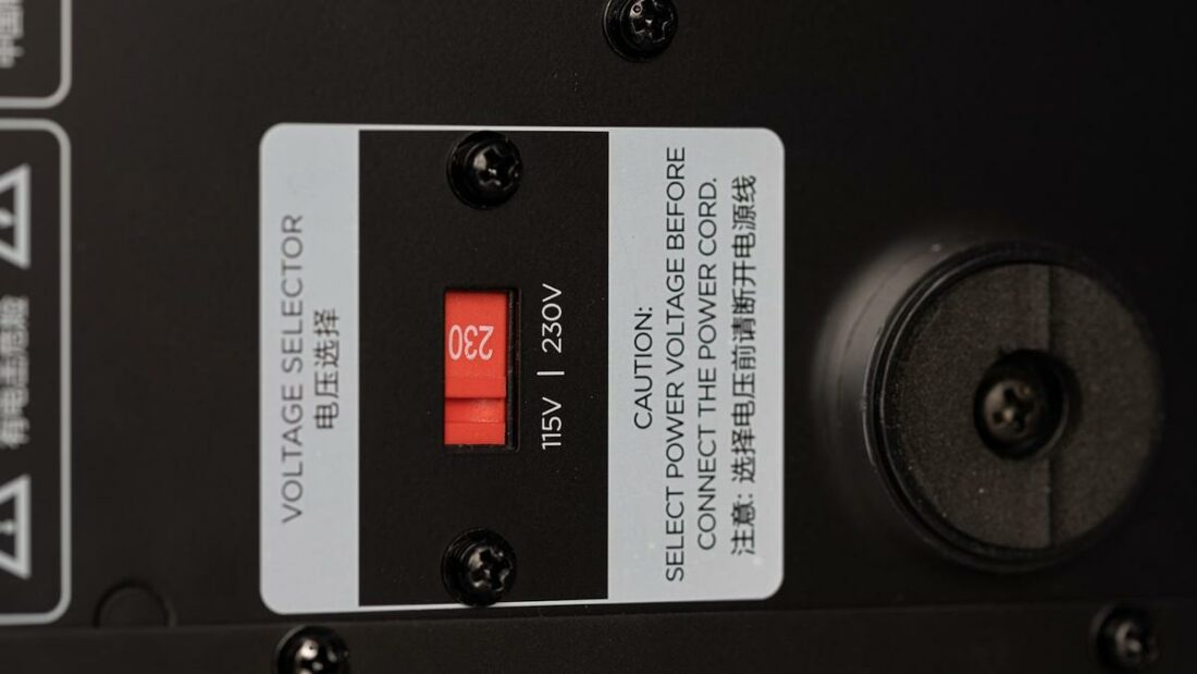 Make sure to select the correct voltage before turning on the EF400.