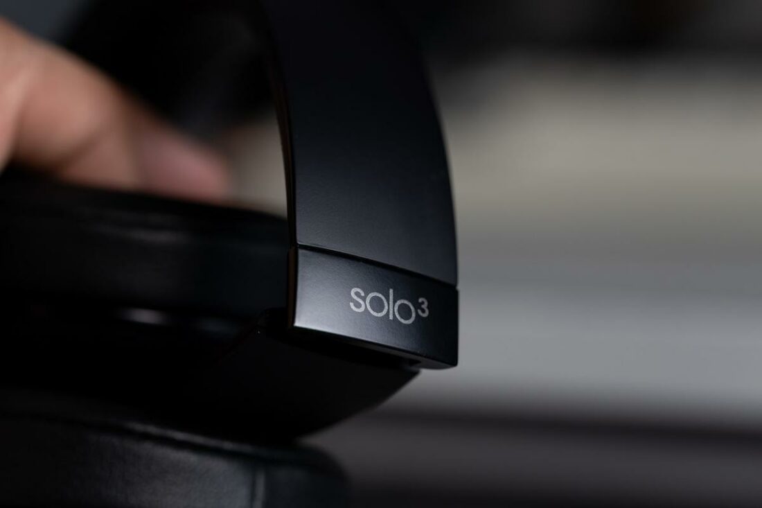 The Solo3 Wireless have a mostly plastic construction.
