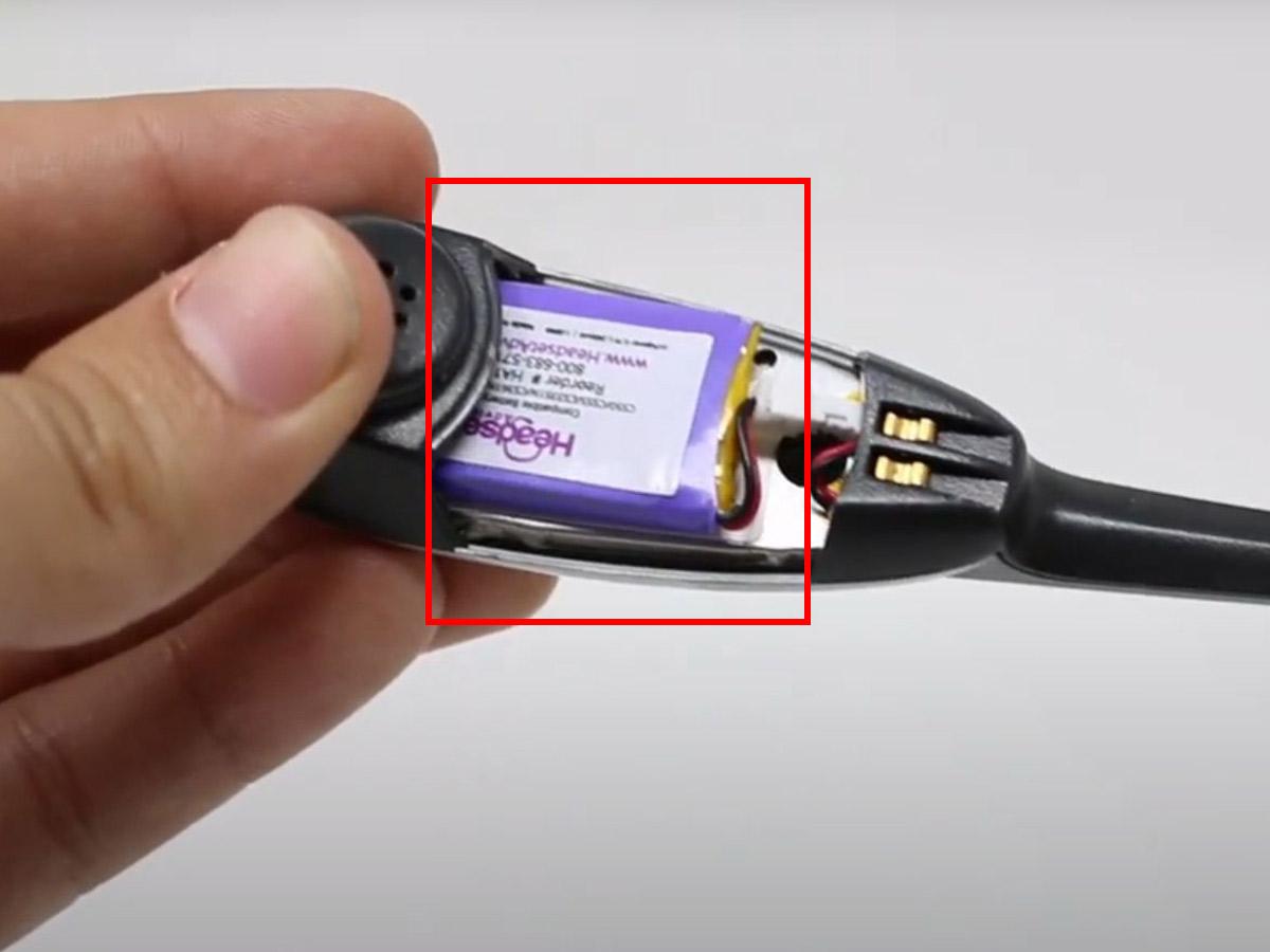 Remove the battery from the headset. (From: Youtube/Headset Advisor)