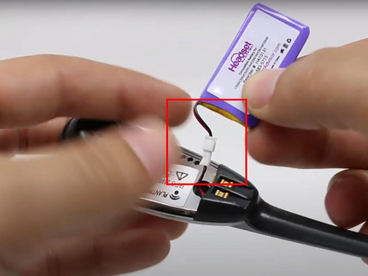Disconnect the white connector to remove the battery.(From: Youtube/Headset Advisor)