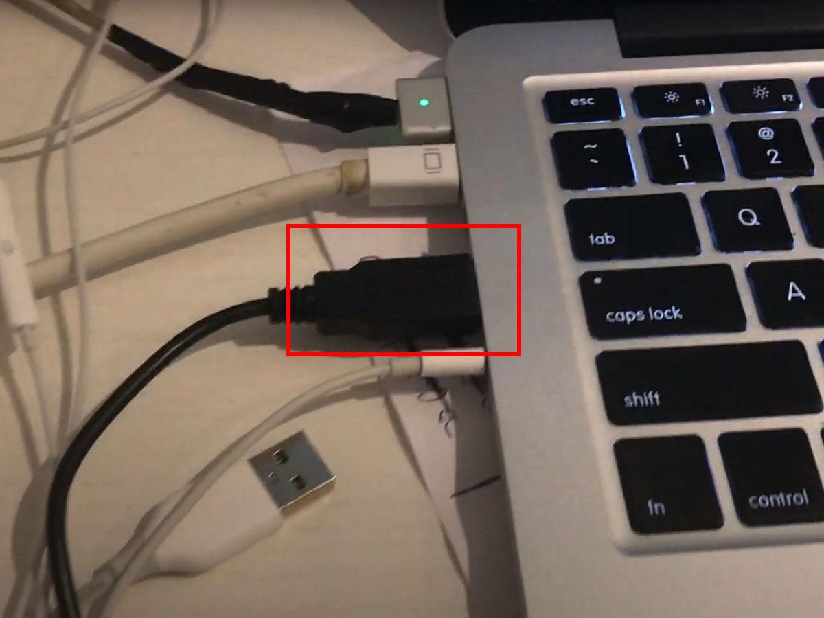 Plug the other end of the cable into a USB port on your PC. (From: Youtube/Gui Porto)