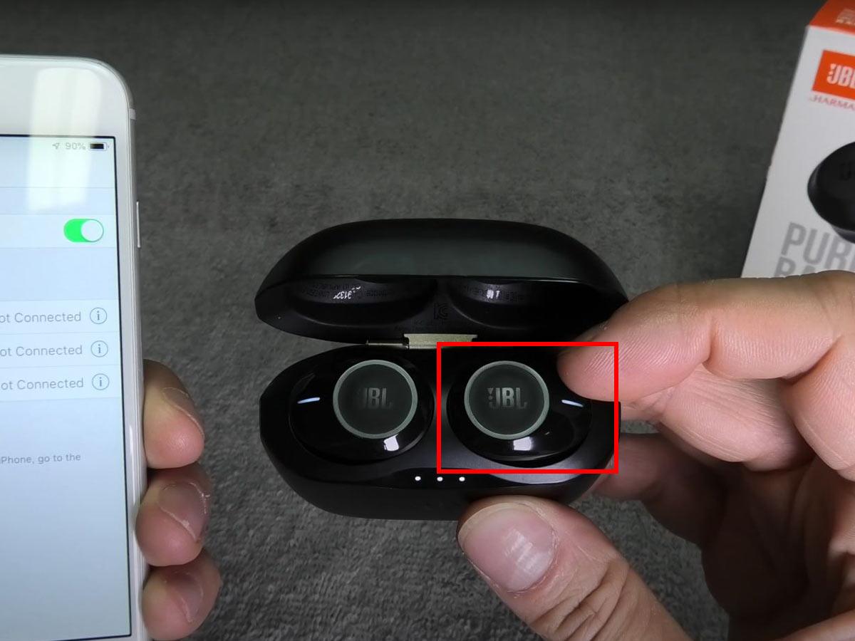 JBL earbuds in pairing mode. (From: Youtube/MegaSafetyFirst)