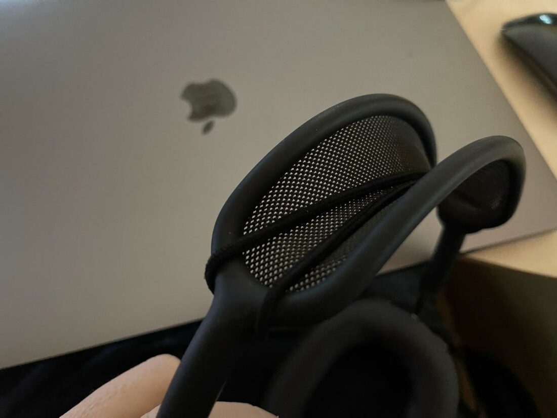 Using a rubber band DIY hack might make your worn AirPods Max more comfortable. (From: Imgur/synstelien - https://imgur.com/a/kbMhCRn)