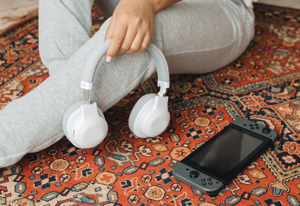 We've got 6 wireless headset recommendations that you can use with your Nintendo Switch. (From: Pexels)